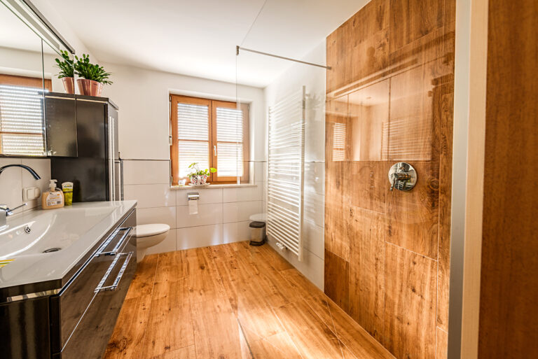 bad-holzoptik-bodengleich