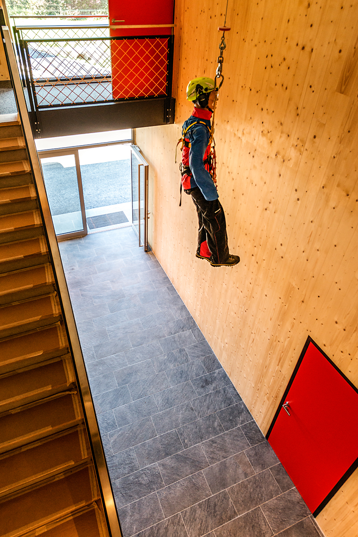 eingangsbereich-graue-fliesen