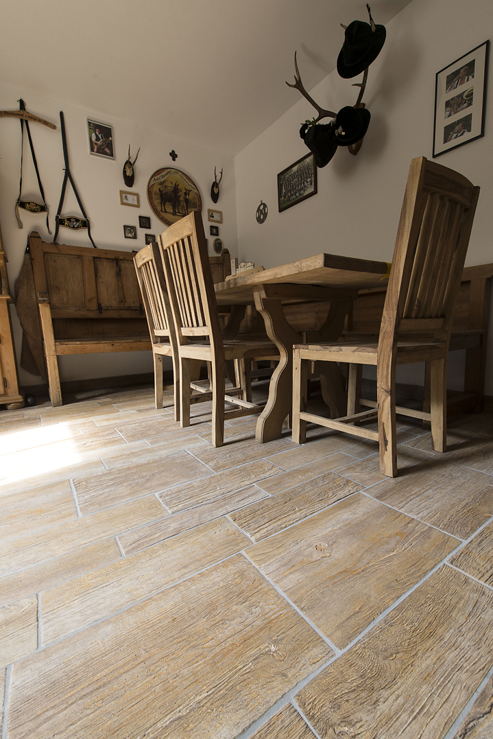esszimmer-holzoptik-fliesen