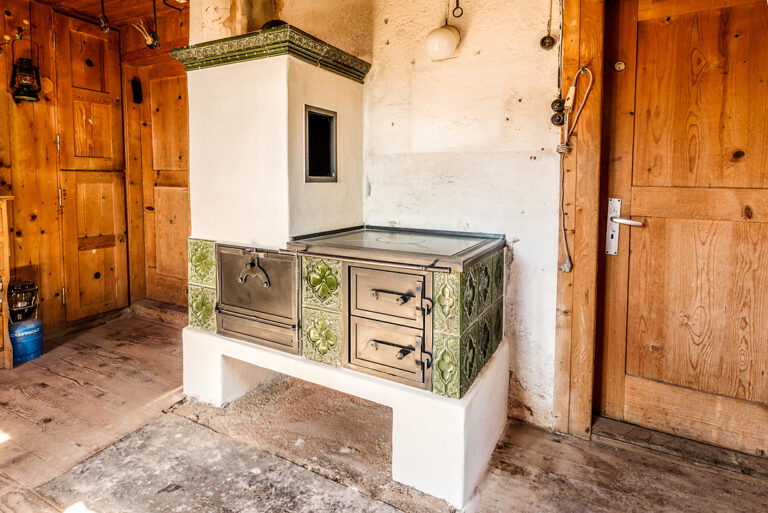 holzherd-almhuette-kacheln