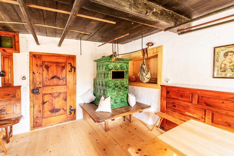 kachelofen-gruen-historisch