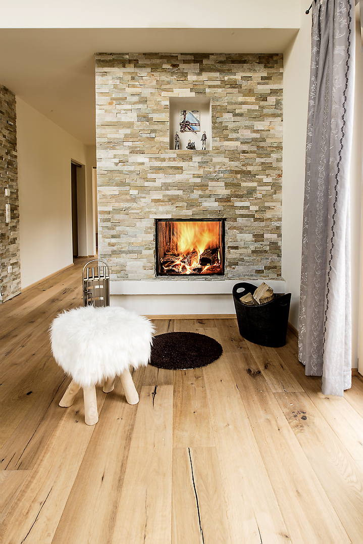 kaminwand-naturstein-modern