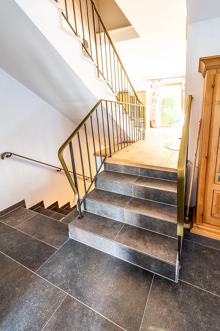 treppenaufgang-anthrazit-modern